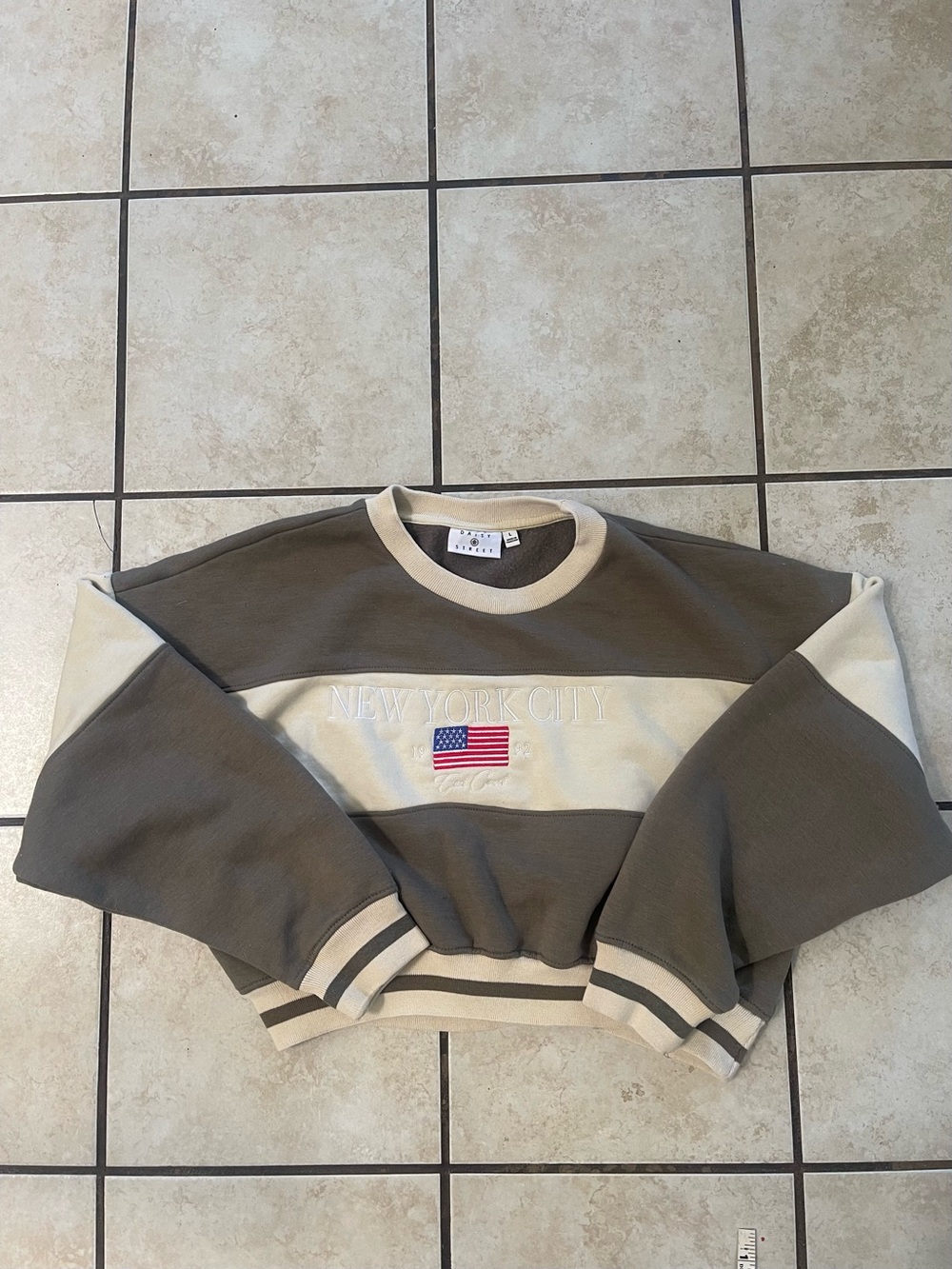 NEW YORK CITY Flag-Embroidered Cropped Sweatshirt - Green & Cream
